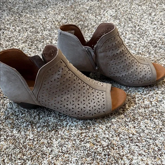 Cobb Hill by New Balance Beige Perforated Clogs - Picture 5 of 7